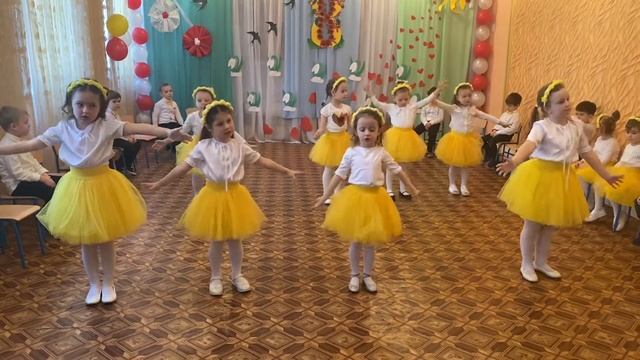 Средняя группа, танец девочек 8 марта смотреть онлайн