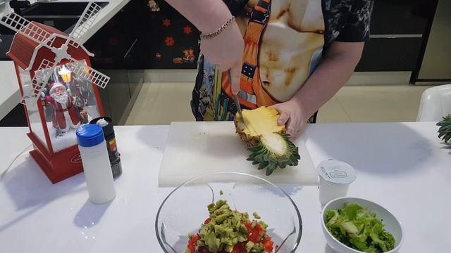 Салат в ананасе. Необычная подача на ваш праздничный стол.