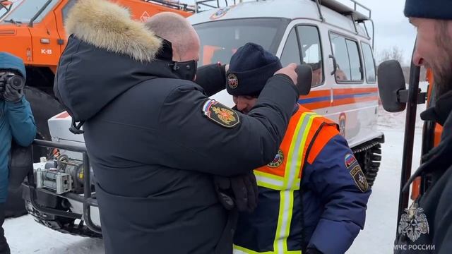 Покорителю Арктики Глава МЧС России Александр Куренков отдал свою шапку смотреть онлайн