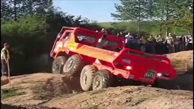 ЗРЕЛИЩНЫЕ ГОНКИ на ГРУЗОВИКАХ по БЕЗДОРОЖЬЮ. Как они это делают? смотреть онлайн