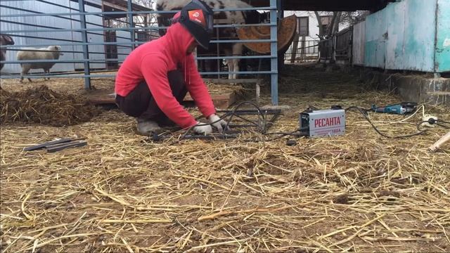 Завершение сварки калиток на свинарник