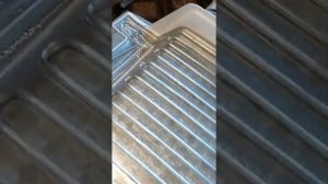 Холодильник бош. Течёт вода в морозильной камере под ящик.