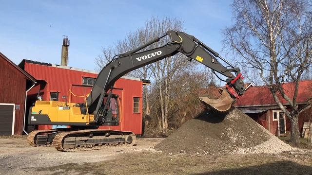 Köp Bandgrävmaskin med tiltrotator Volvo EC300DL på Klaravik смотреть онлайн