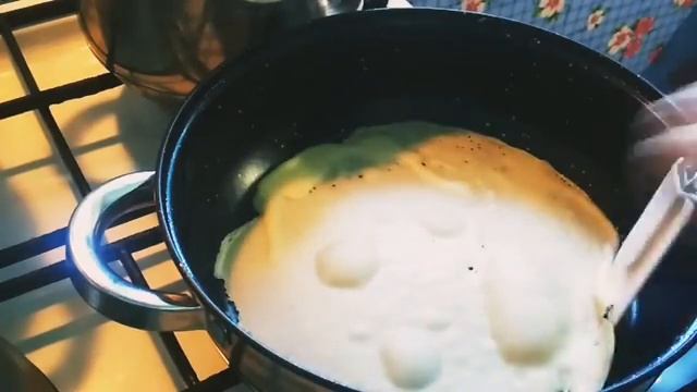 Тонкие блины Идеальный рецепт на молоке и воде. Всего надо 2 яйца, молоко+вода, мука/ Блины с икрой смотреть онлайн