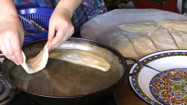ХРУСТЯЩИЕ ЧЕБУРЕКИ из ДОМАШНЕГО МЯСА ЕДА в ДЕРЕВНЕ смотреть онлайн