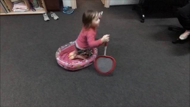 Гребём на плотике вёслами по ковролину смотреть онлайн