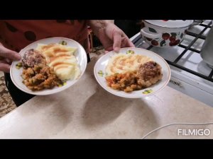 МЯСНЫЕ КОТЛЕТЫ С КАРТОФЕЛЬНЫМ ПЮРЕ И ОГУРЕЧНЫМ САЛАТОМ...