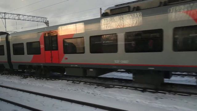 Электропоезда ЭР2К-1013, -1018 и др. ЭР2 в ТЧ-15 и 2М62-0473 в грузовом парке, г. С-Пб, 28.12.2020г смотреть онлайн