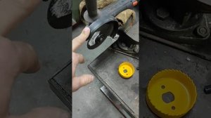 Затачиваю коронки по дереву при помощи УШМ.