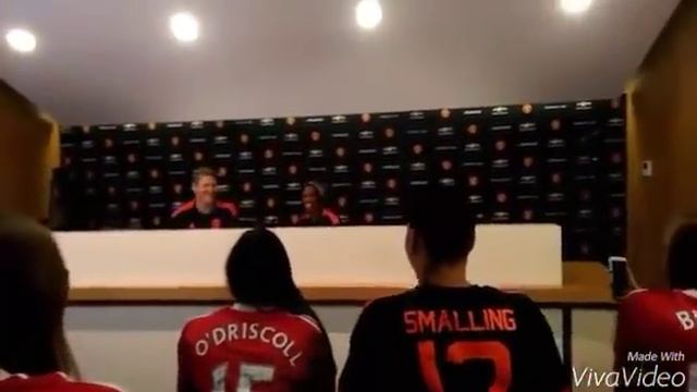 Шутка Бастиана Швайнштайгера над Крисом Смоллингом смотреть онлайн