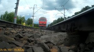 Камера под электровозом 2ЭС6-326 "Синара" с поездом для перевозки жидкостей