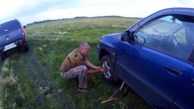 Mitsubishi L200 и Toyota Raum Xz10 по грязи #ru_kompass #toyotaraum #mitsubishil200 #toyotaxz10