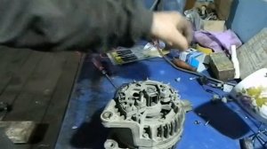 Опель Астра 2000г.в, меняем щетки генератора от ваз 2110.