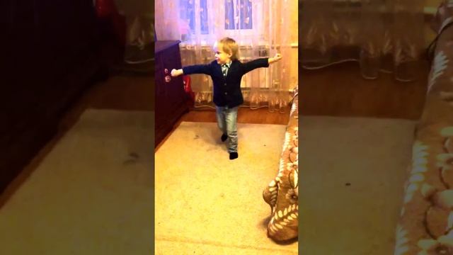 Маленький мальчик танцует Лезгинку. A little boy dancing Lezginka смотреть онлайн
