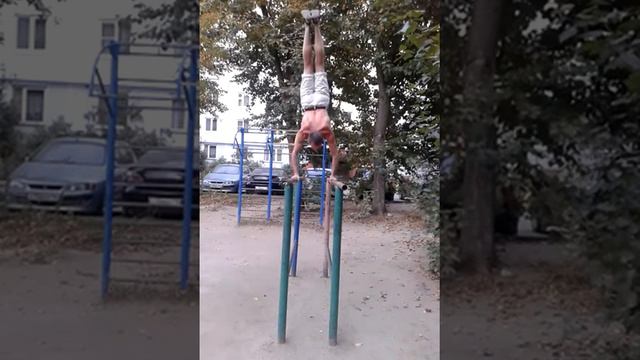 Брусья. Стойка на руках 1. смотреть онлайн