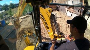 Погрузчик экскаватор New Holland B90b копаю смотровую яму Digging an observation pit on New Holland