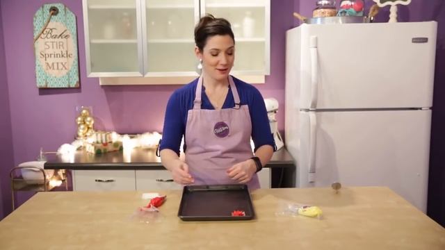 How To Make Buttercream Poinsettias | Wilton