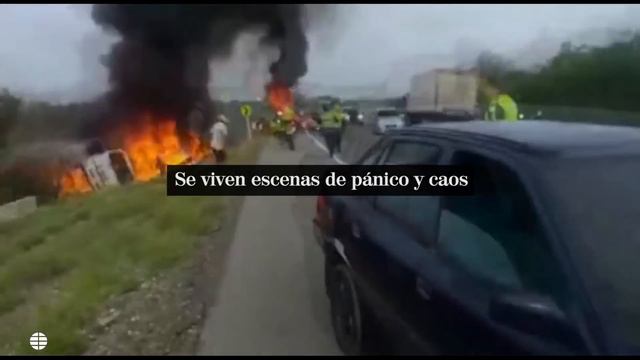 Graban el momento en el que explota un camión cisterna en Colombia смотреть онлайн