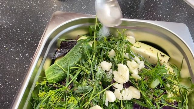 МАЛОСОЛЬНЫЕ ОГУРЦЫ С КАБАЧКОМ!!! Все очень просто и очень вкусно! Летний аромат на столе! смотреть онлайн