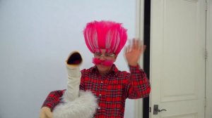 Настя играет в салон красоты