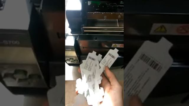 Impresora Citizen imprimiendo y cortando etiqueta tipo corbata doble. смотреть онлайн