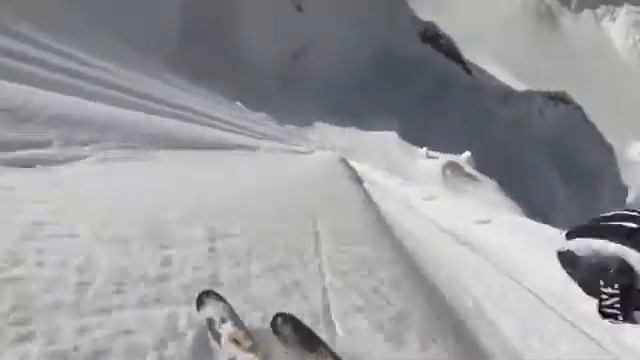 Спуск на лыжах с очень крутого склона