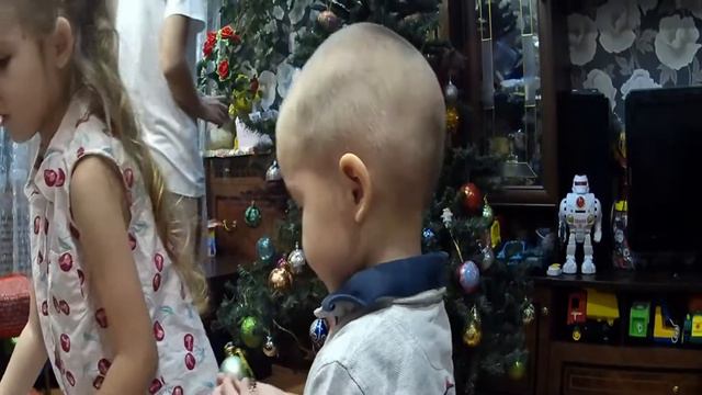 НАРЯЖАЕМ ЕЛКУ ДОМА! НОВЫЙ ГОД 2022 ГОД ТИГРА!#Christmas tree#happy New Year#наряжатьелку#новыйгод смотреть онлайн