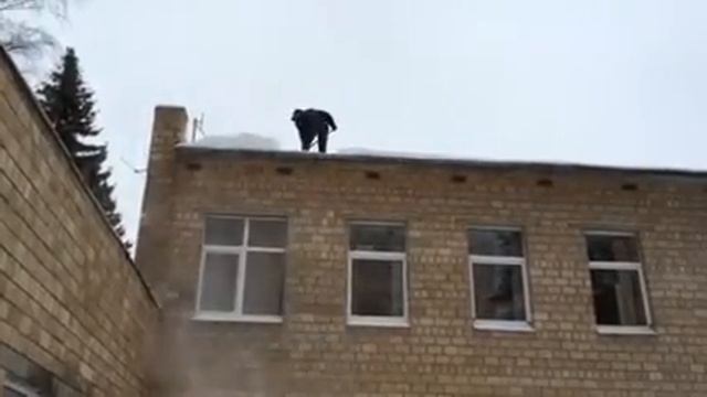 Чистка крыши от снега в Москве смотреть онлайн