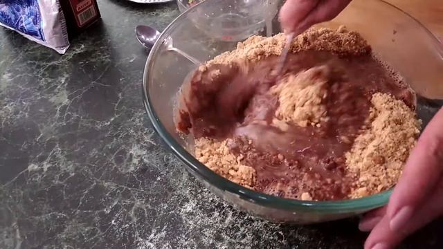 Пирожное - " Картошка ", Ешь вилкой... хочешь ложкой. А можешь и руками, Кусай его зубами. Ай вкусн смотреть онлайн