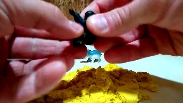 Ищем Игрушки в Песке Кинетическом. Фигурки животных. Учим цвета. Мультик для детей. children toys смотреть онлайн