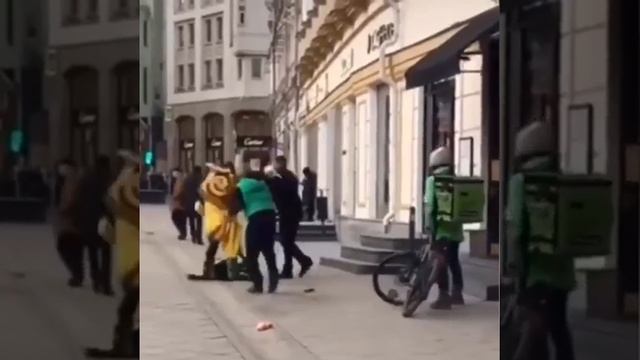 В центре Москвы подрались курьеры Delivery Club и Яндекс Еды смотреть онлайн