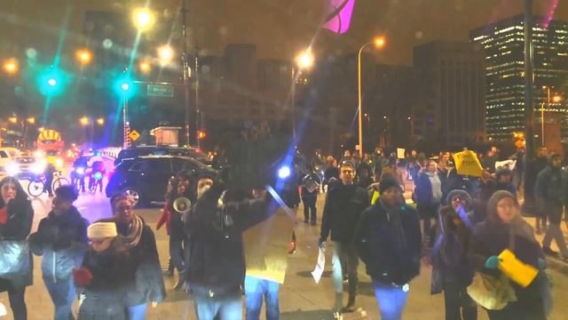 Protest in Chicago over Eric Garner Case desicion смотреть онлайн
