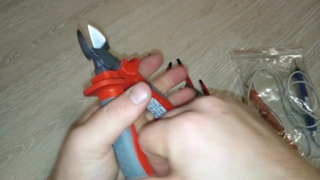 Безопасный изолированный инструмент электрика после поверки в лаборатории смотреть онлайн