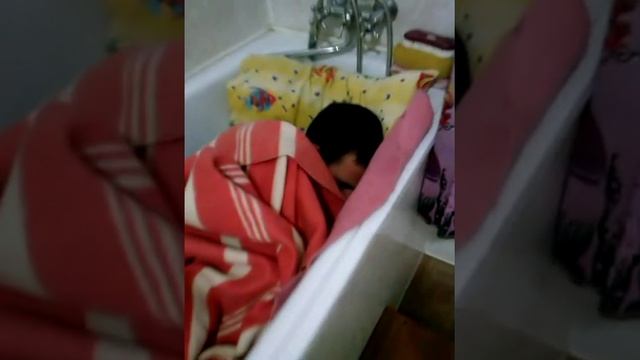 Маленький мальчик спит пьяненький в ванной)) смотреть онлайн