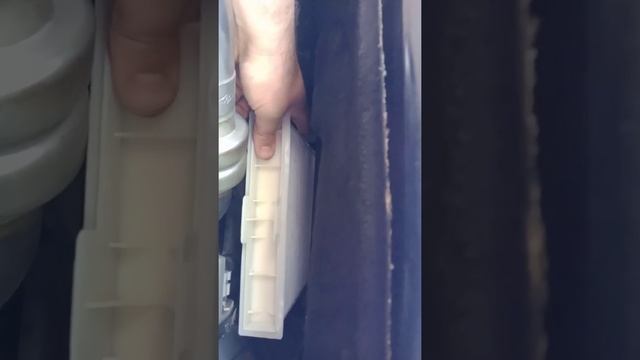 Changement filtre d'habitacle Renault Scenic 2 1.5dci смотреть онлайн