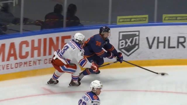 Очередной трюк от Мичкова. Нападающий «СКА-Варягов» забросил зрячим броском через вратарский шлем смотреть онлайн