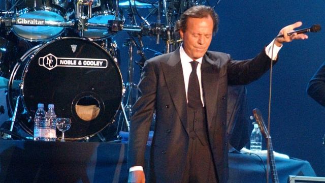 JULIO IGLESIAS AUDIO LUNA PARK 2001. Popurrí (Primeros éxitos) смотреть онлайн