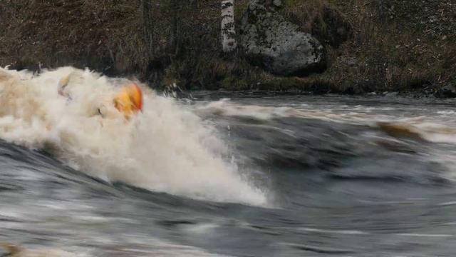 Тренировки по фристайлу на бурной воде в Карелии, поселке Тивдия (18.05.2022) смотреть онлайн