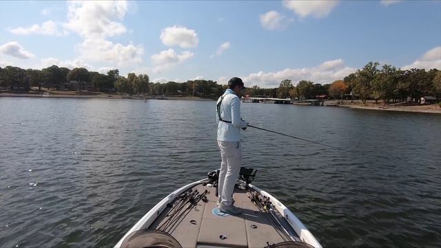 How to Catch Offshore Bass in the Fall | Full Fishing Day Walkthrough смотреть онлайн