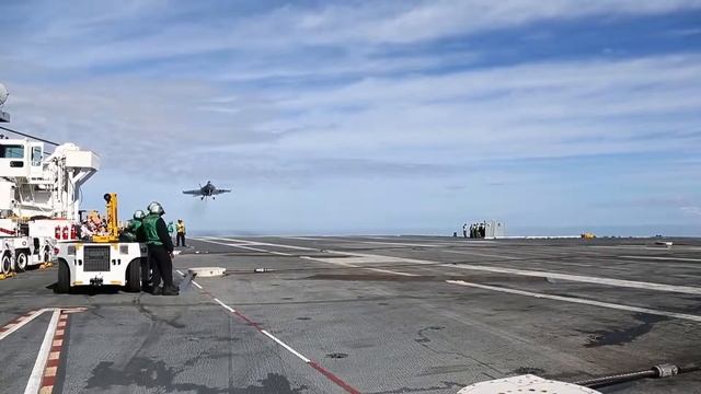 Most Amazing Touch And Go F 18 Super Hornet Aboard USS Gerald R Ford CVN 78 Aircraft Carrier 1080p смотреть онлайн