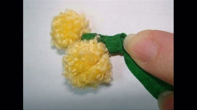 Мимоза из помпончиков смотреть онлайн