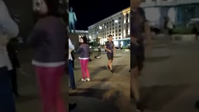 Парни поют на Триумфальная площадь смотреть онлайн