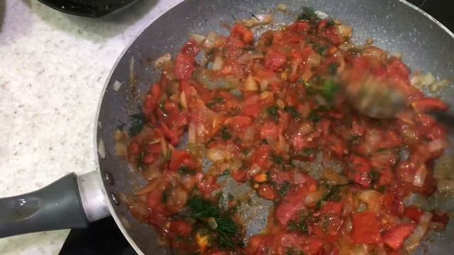 695. Яичница с помидорами и луком на завтрак. смотреть онлайн
