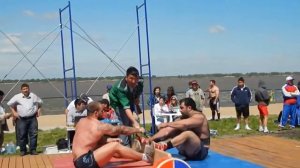 Перетягивание палки - силовая игра