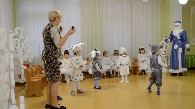 Танец с шишками Новогодний утренник в ясельной группе смотреть онлайн