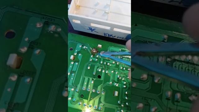 Стиральная машина Samsung глючит. Ремонт сгнившего модуля управления смотреть онлайн