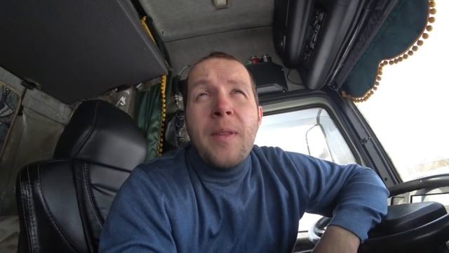 ЗАГНАЛИ В ПОЛЕ НА РАЗГРУЗКЕ... МАЗ КРАСАВЧИК. МЕСТНАЯ ЖИТЕЛЬНИЦА НЕДОВОЛЬНА смотреть онлайн