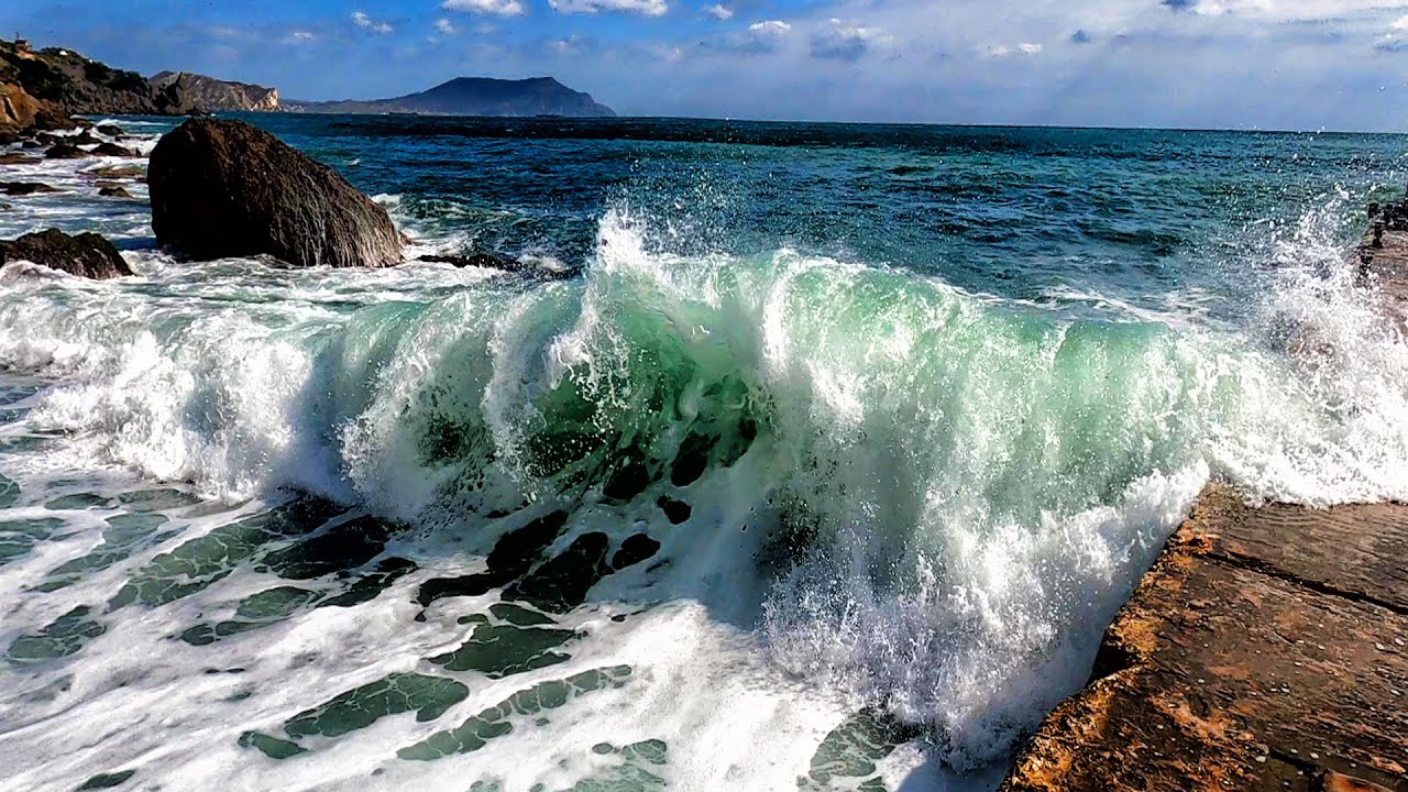 ЛЮТЫЙ ШТОРМ в Крыму. Сильный ВЕТЕР сносит с ног. БАРХАТНЫЙ СЕЗОН ЗАКОНЧИЛСЯ. смотреть онлайн
