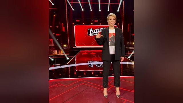 Яна Чурикова не справляется с ролью ведущей шоу «Голос» смотреть онлайн
