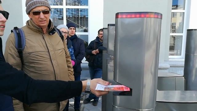 Демонстрация работы турникетов на входе в здание "Екатеринбург-Арены" смотреть онлайн